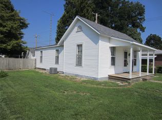 421 3rd St, Carrollton, IL 62016