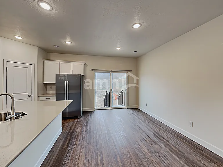 4404 N Poplar St — Photo 6