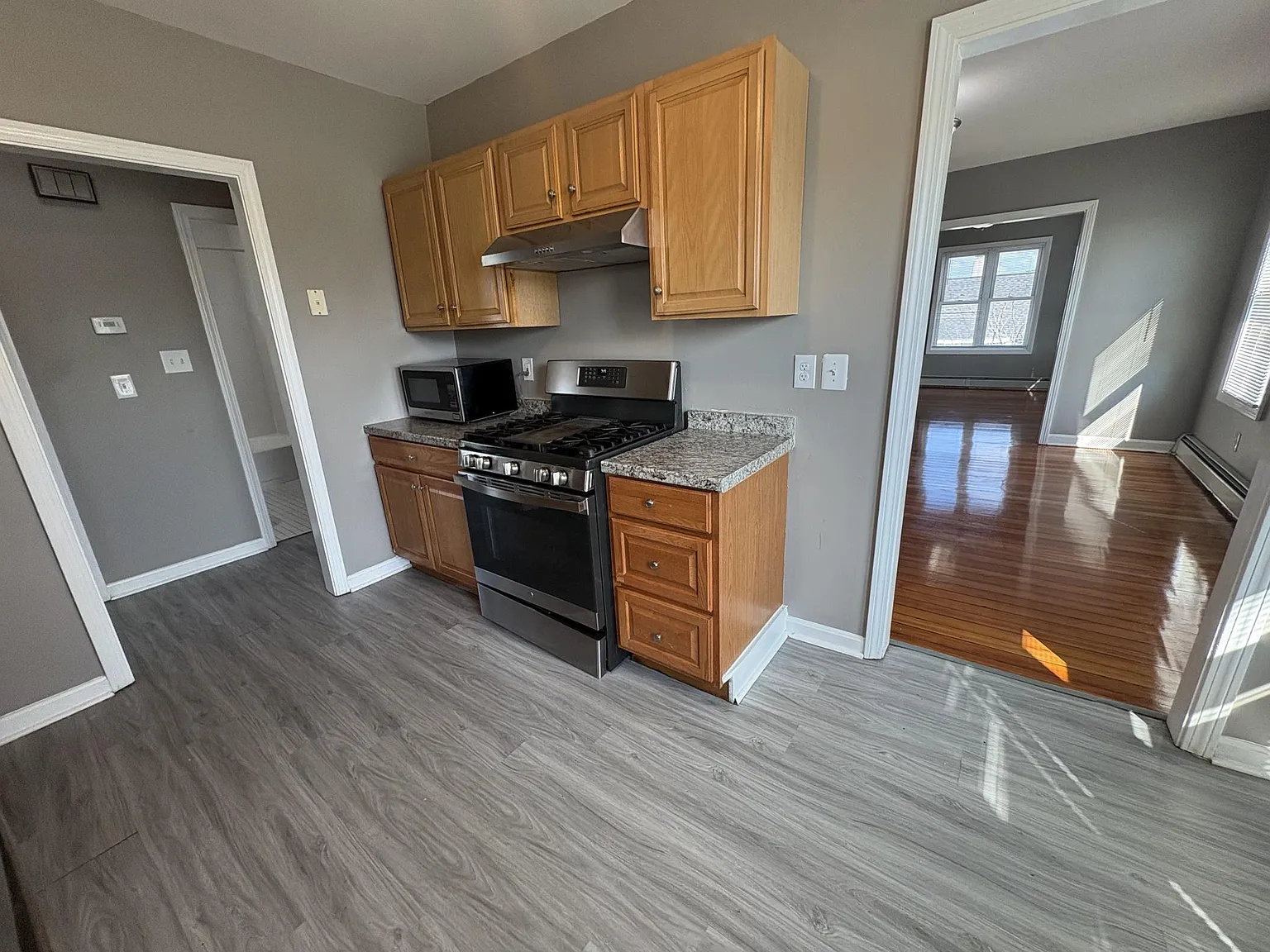 3 bed, 1100 sqft, $3,150 — Photo 2