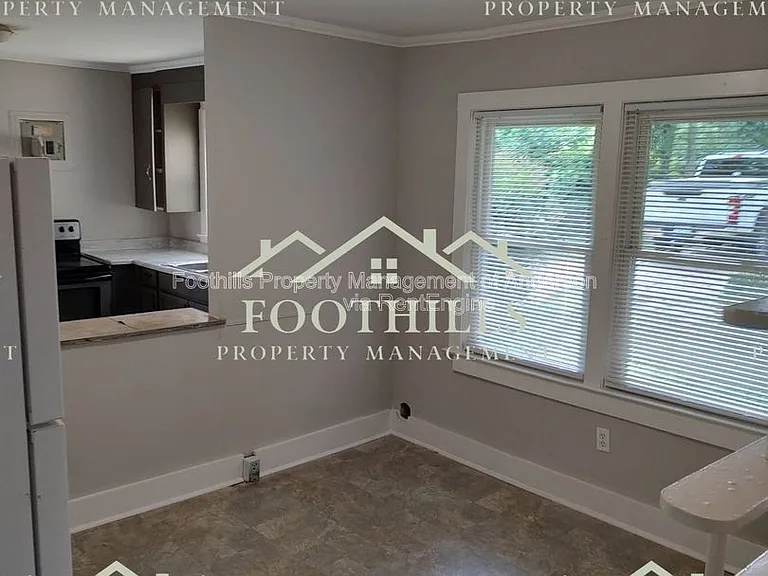 1302 Robbins Dr — Photo 4