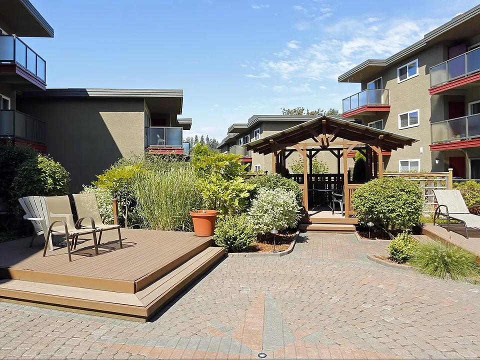 The Commodore Apartments