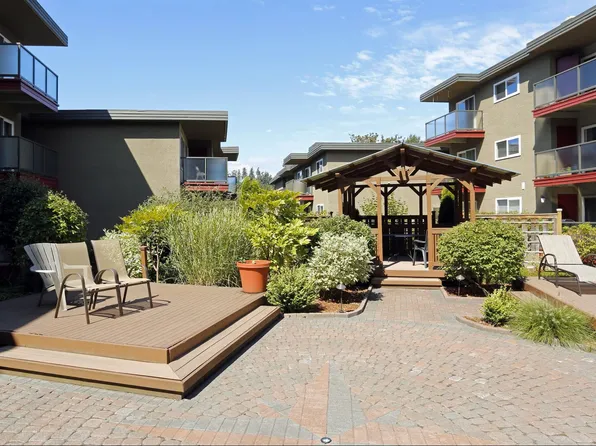 The Commodore Aprartments