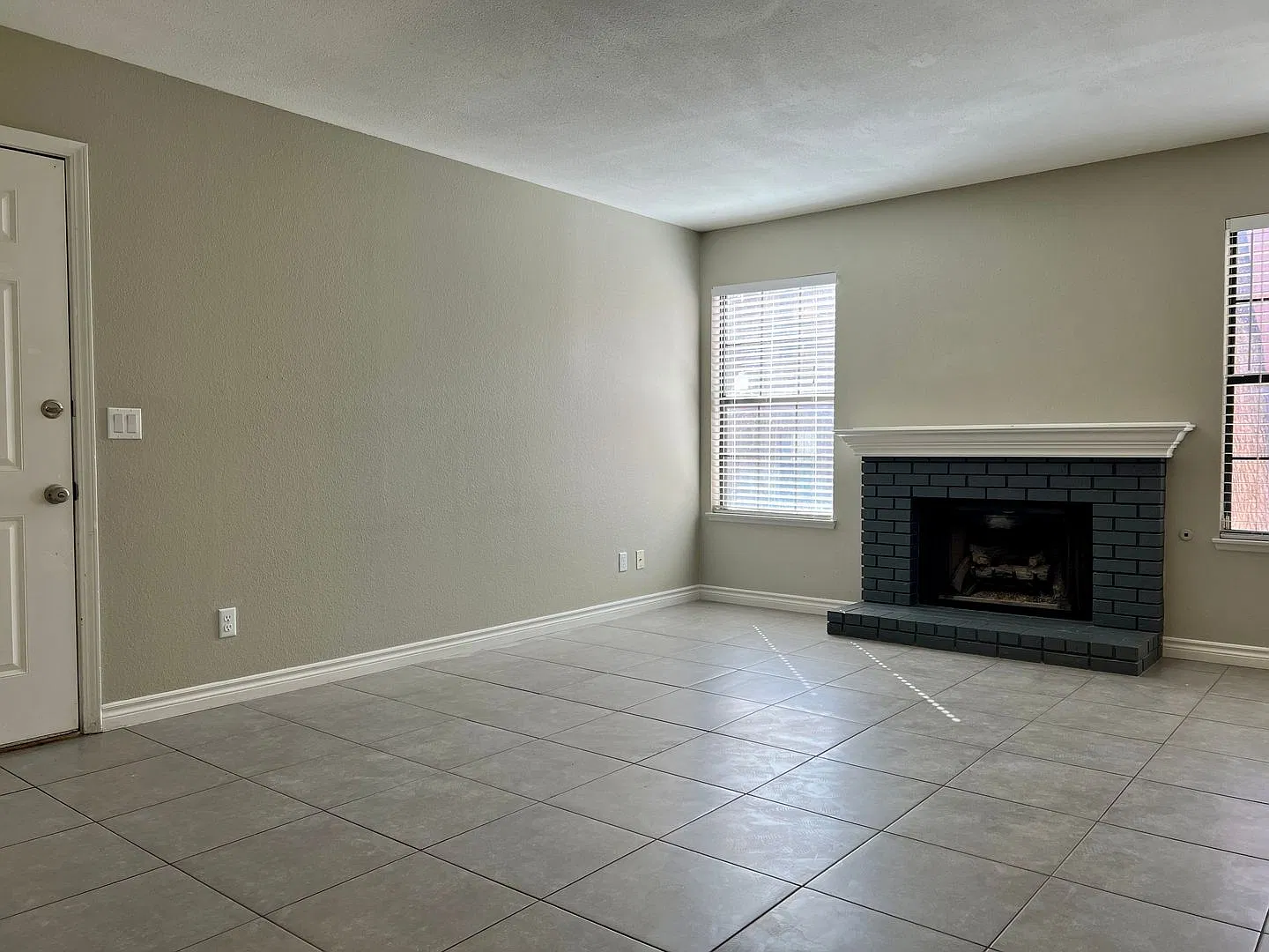 5576 W Rochelle Ave — Photo 2