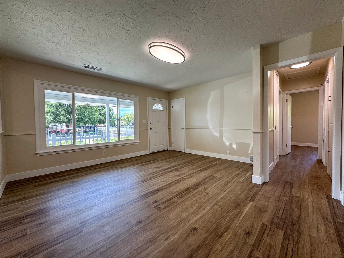 Building Photo - 496 N 70 W