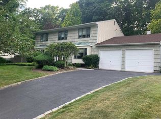 88 Stonehurst Ln, Dix Hills, NY 11746