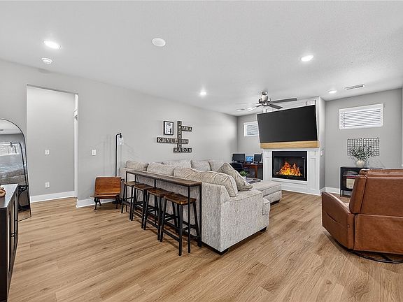 2nd image of 2220 Langford St