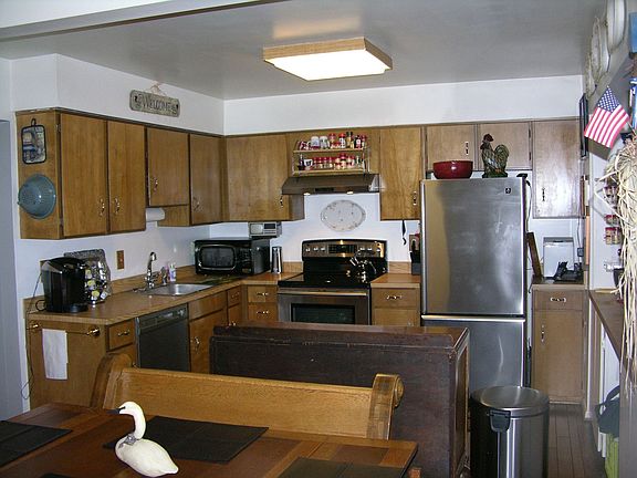 Kitchen w/ newer stainless steel appliances