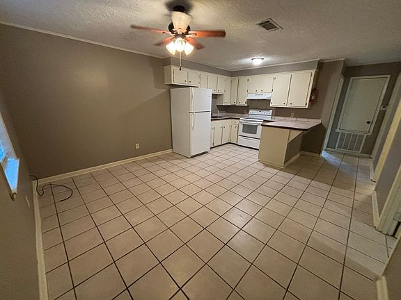 2nd image of 806 Maxwell Dr APT 2