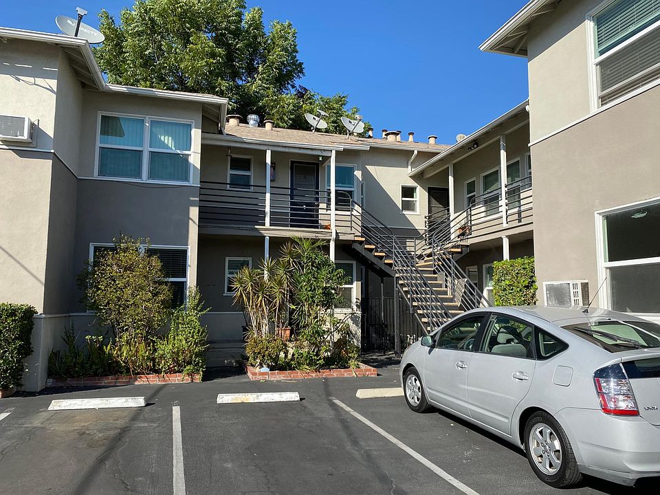1st image of 230 E Maple St #230