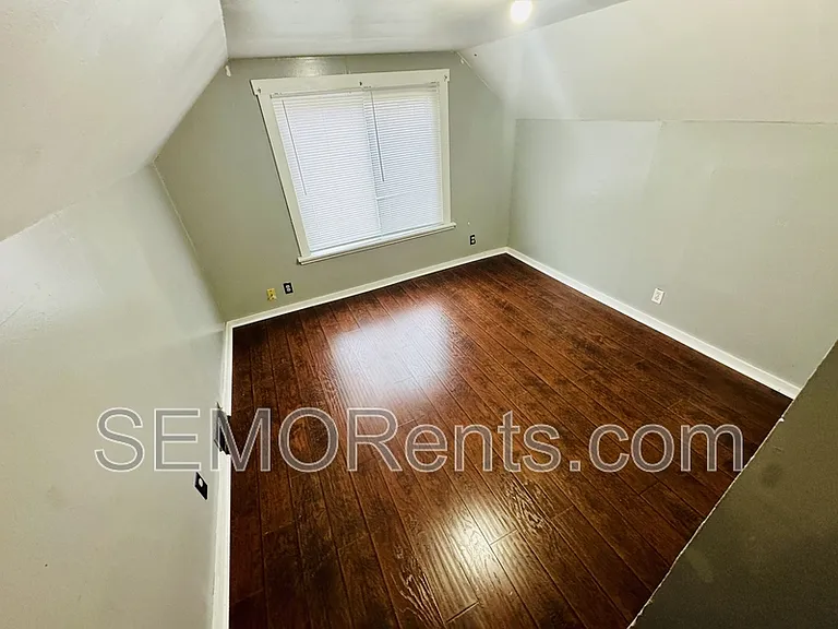 301 S Spring St — Photo 6