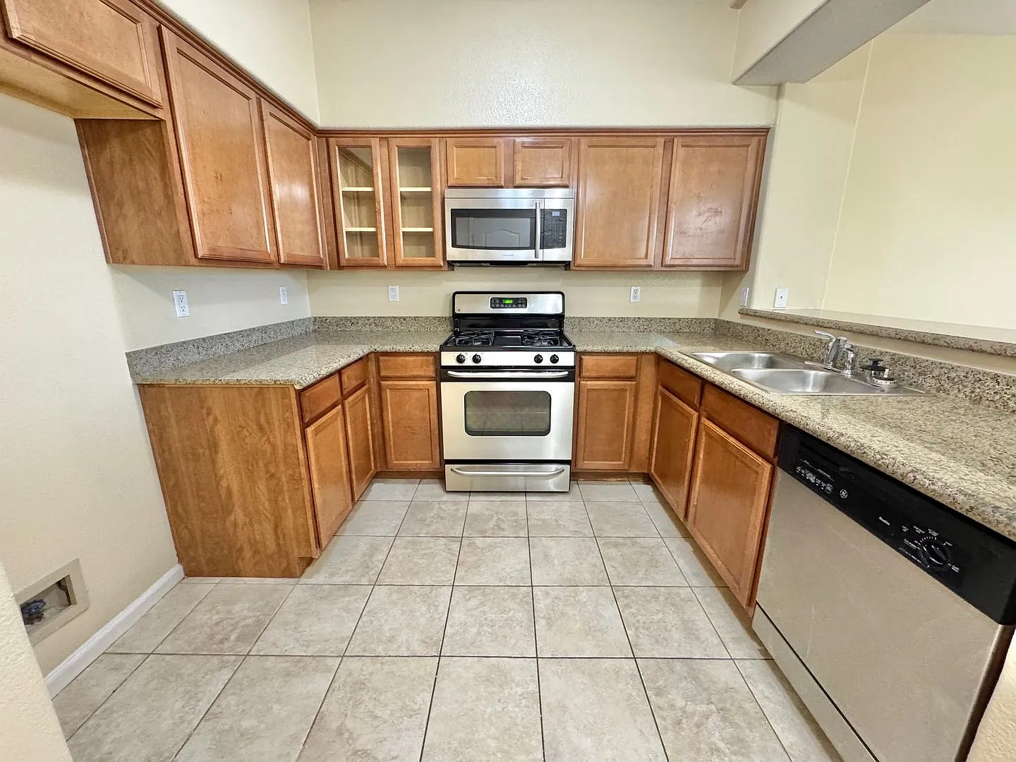 Absolutely Stunning 2 Bedroom, 2 Bathroom Condo Located In The Gated Community Of Pacific Crest I... — Photo 4