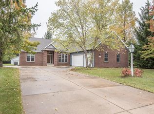 376 Sand Hill Ln, Dousman, WI 53118