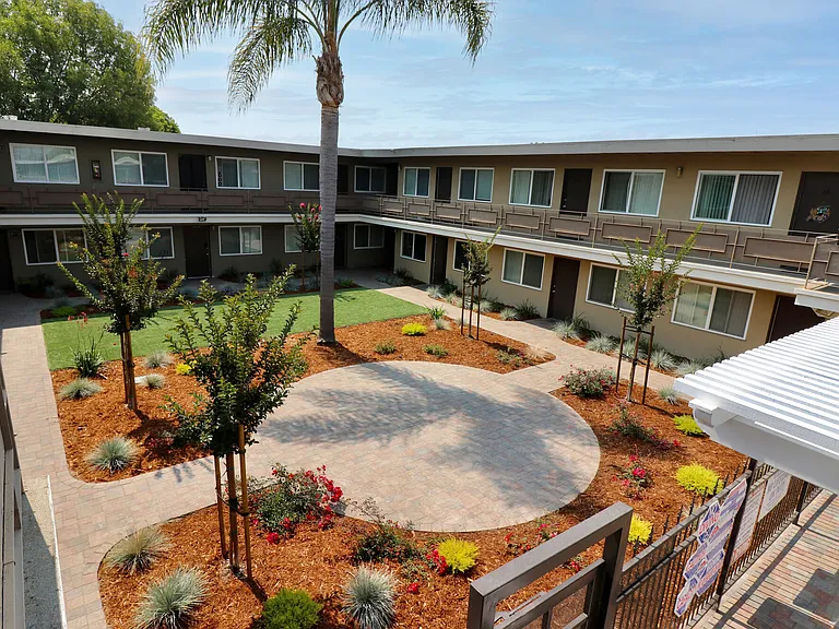 Coral Gardens Apartments — Photo 52