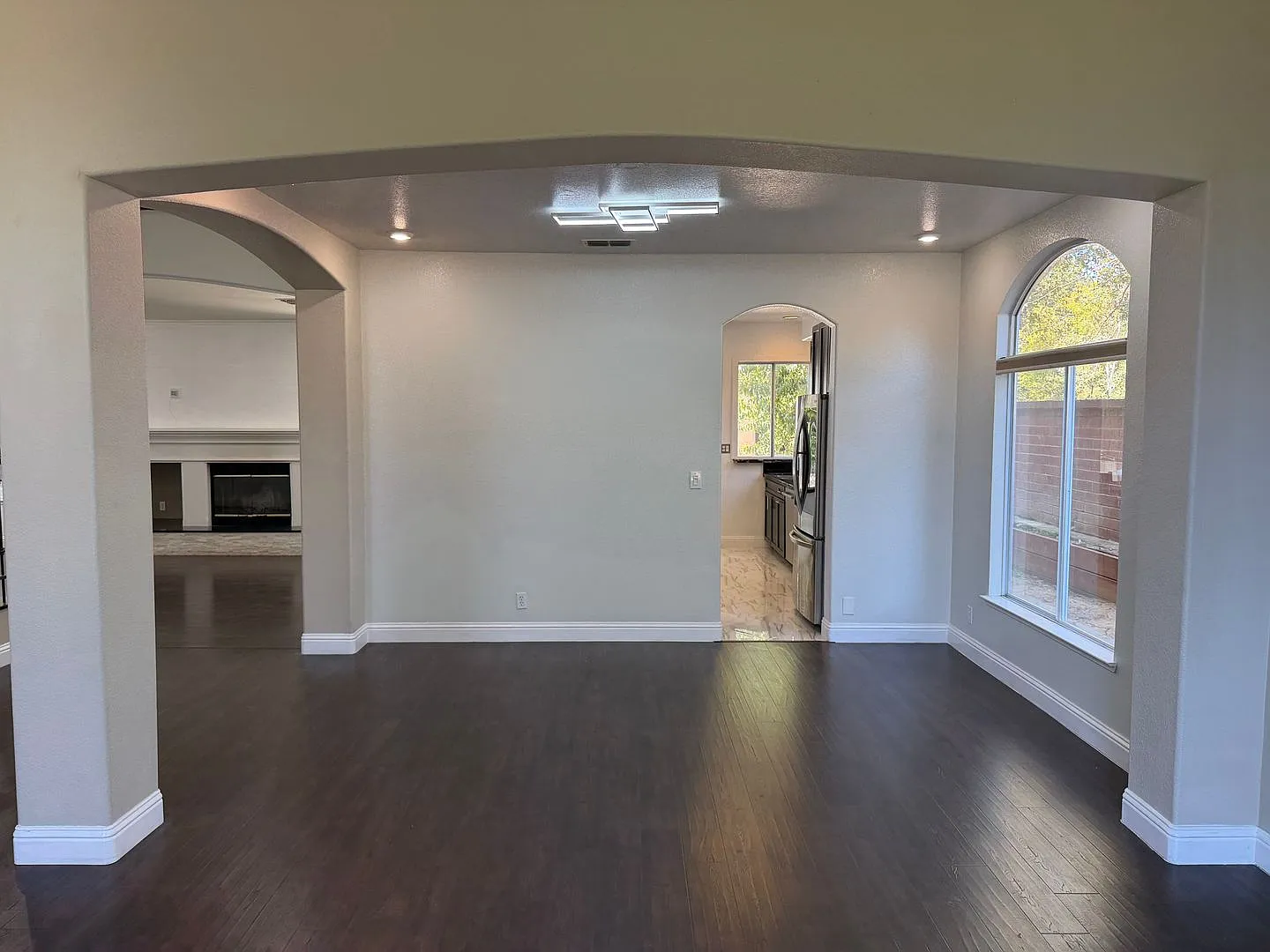 Beautiful 2900 sqft. 5 Bedroom 3 Bath Elk Grove Executive Home For Lease. — Photo 2