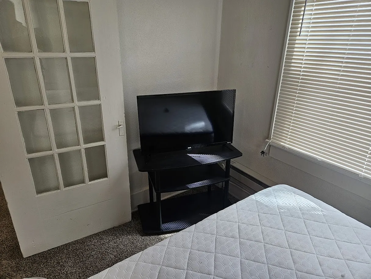 Studio, $900 — Photo 3