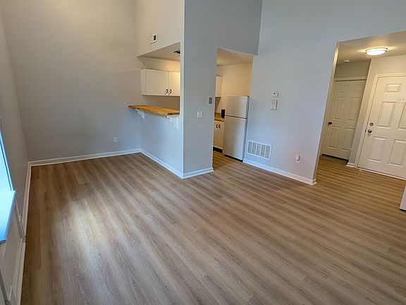 2nd image of 2827 Russell Blvd APT B