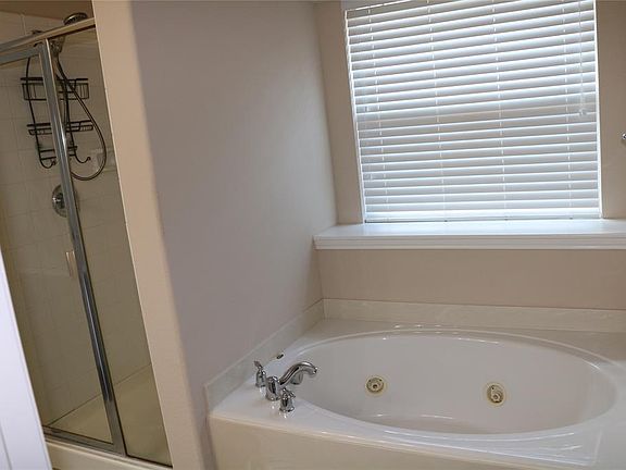4th image of 208 Foxbury Dr