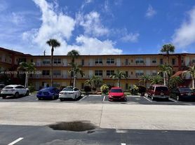 5050 Bayview Dr, Fort Lauderdale, FL
