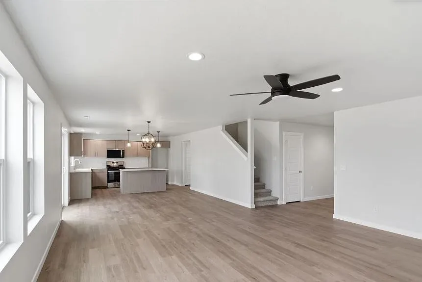 5 bed, 2636 sqft, $3,250 — Photo 3
