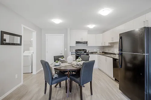 151 Duncan Ave W Photo 1
