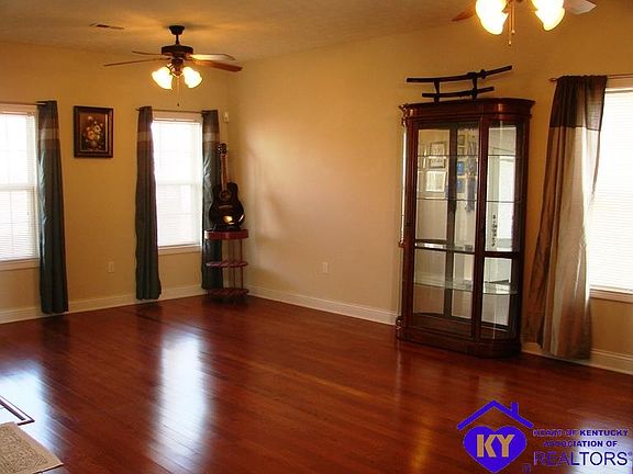3rd image of 310 Vineland Place Dr
