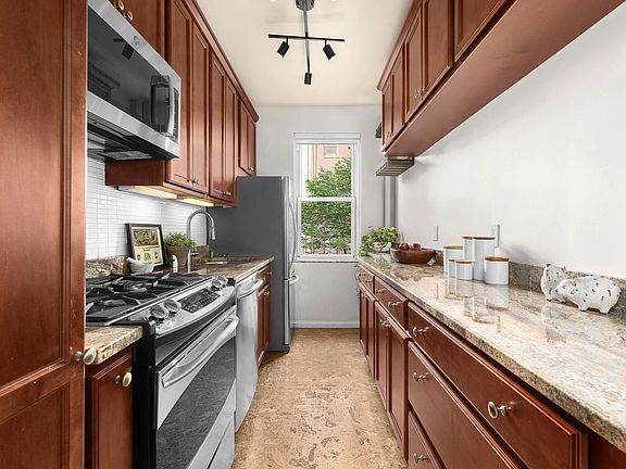 4th image of 25 Plaza St #2E