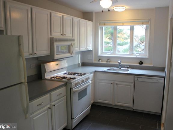 3rd image of 10505 Montrose Ave APT 103
