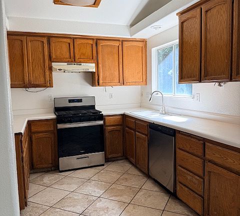 4th image of 718 Gamay Ave