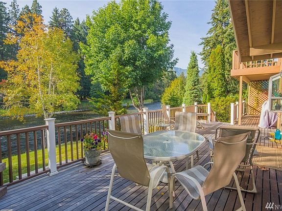 Awesome deck space with the Yakima River as your background. 