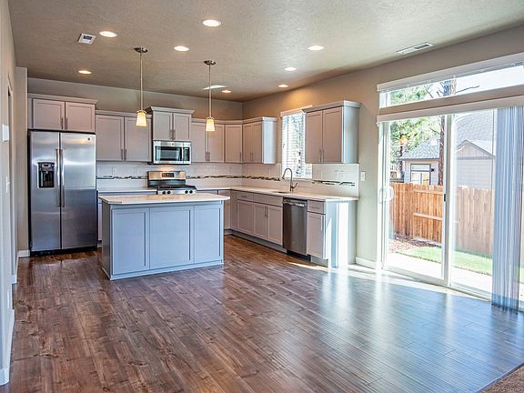 4th image of 746 N Roundhouse Ct