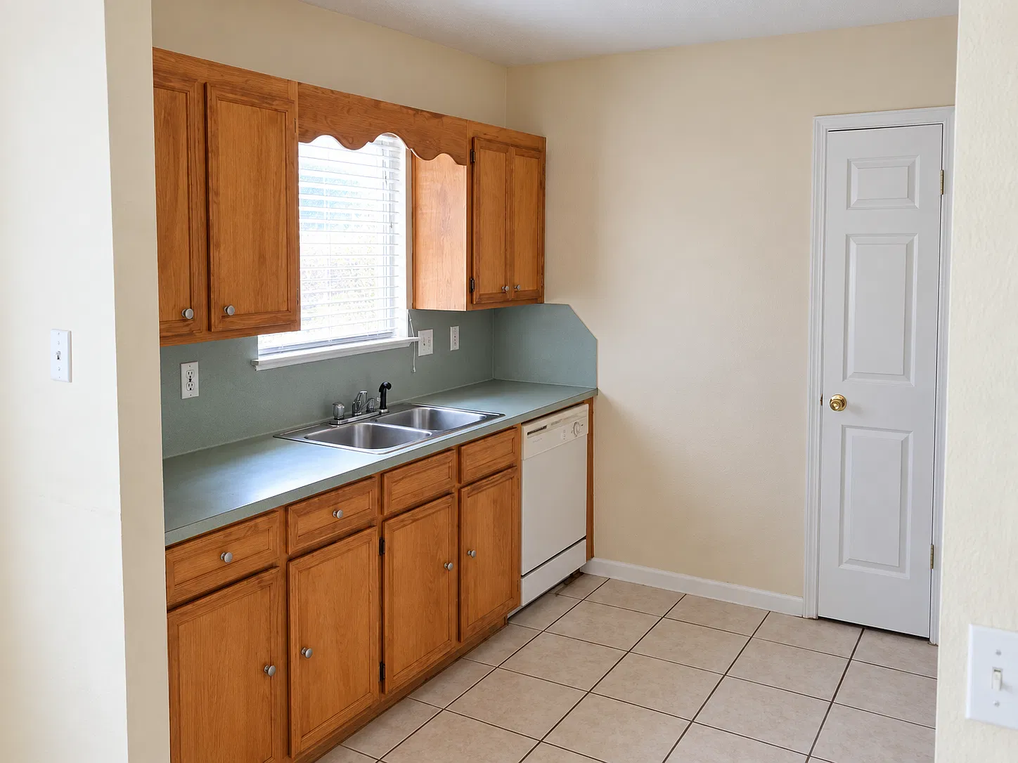 4 bed, 1585 sqft, $1,600 — Photo 3