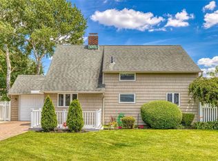 23 Jupiter Ln, Levittown, NY 11756