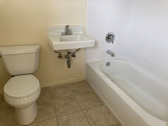 4th image of 1532 Pershing Dr APT A
