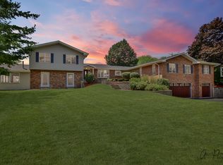 24686 W Middle Fork Rd, Barrington, IL 60010