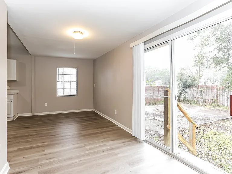 914 Allison St — Photo 9