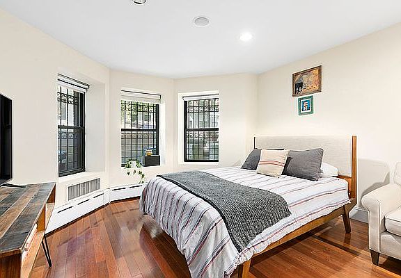 4th image of 25 W 83rd St APT 1F