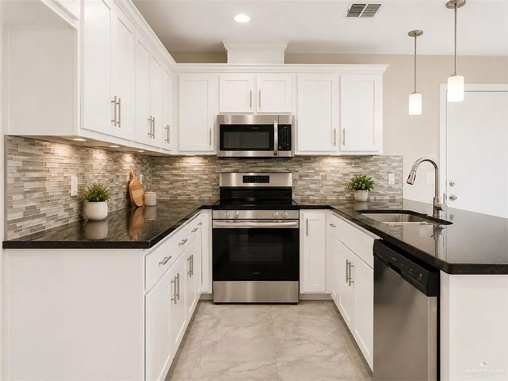 3 bed, 2.0 bath, 960 sqft, $1,325 — Photo 3