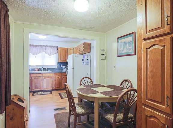 4th image of 414 Massanutten Ave