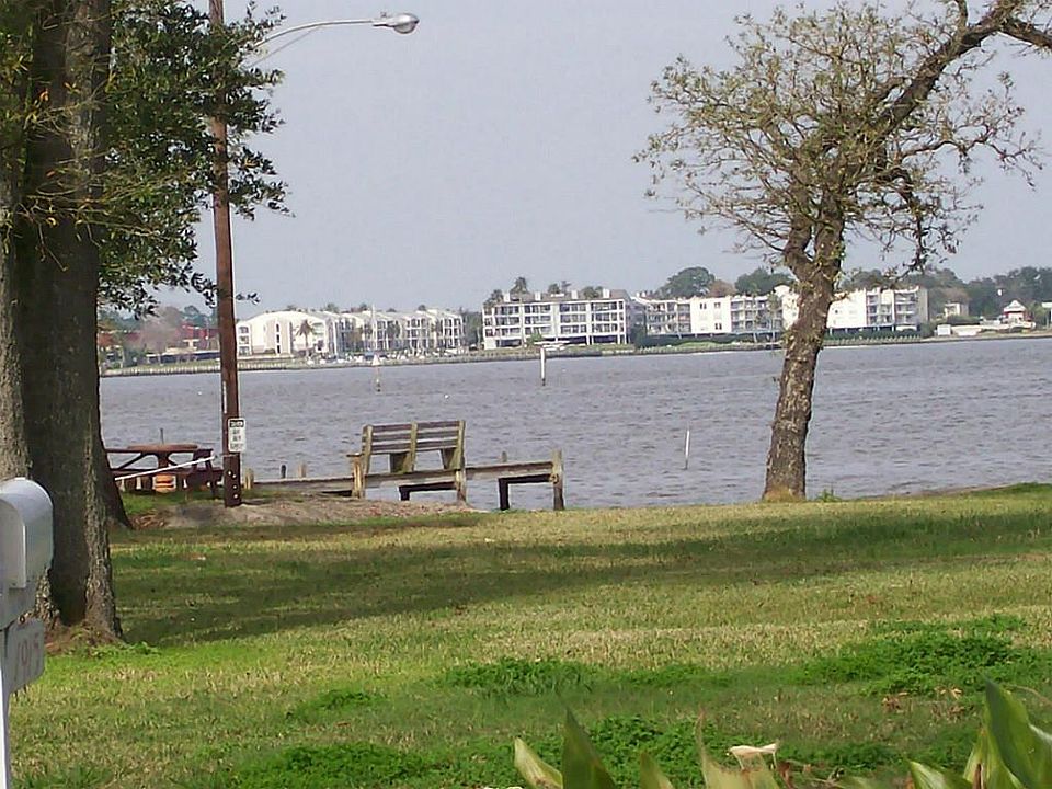 1st image of 1915 Cove Park Dr