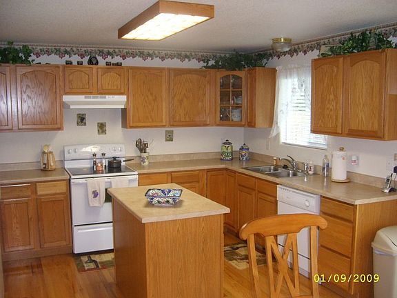Island kitchen w all appliances