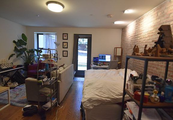 3rd image of 263 W 131st St