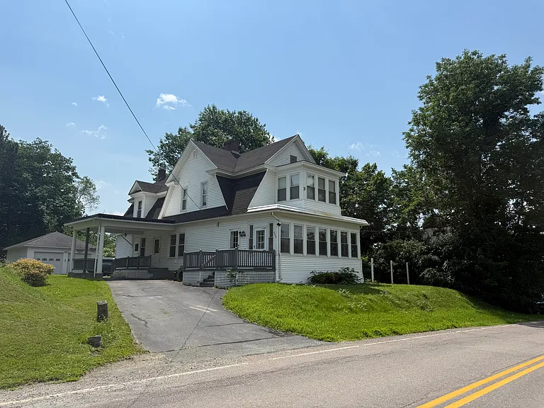 425 Pleasant St — Photo 3