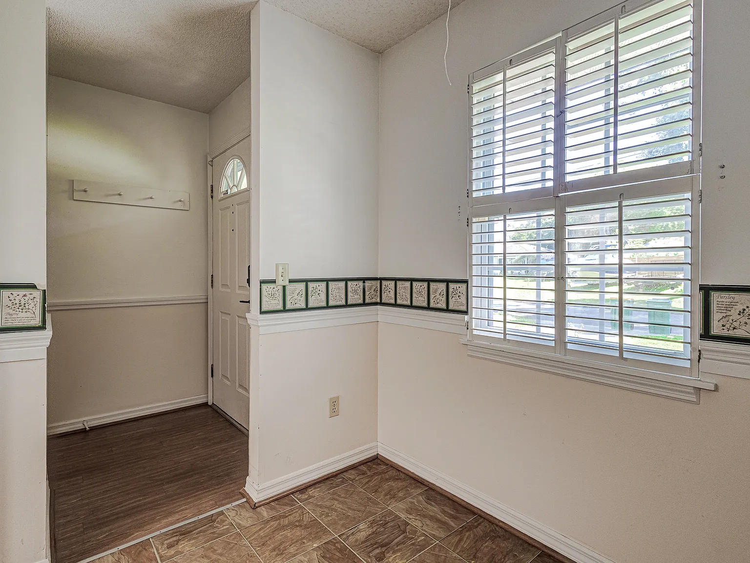 205 N Trout Ave — Photo 2