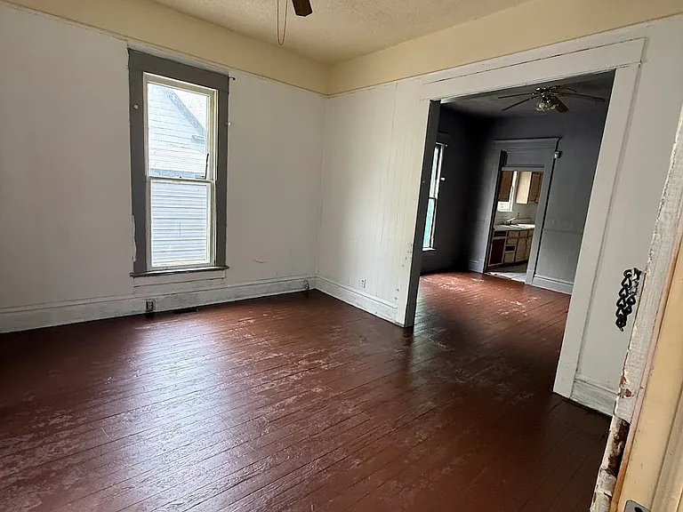 415 E Division St — Photo 7