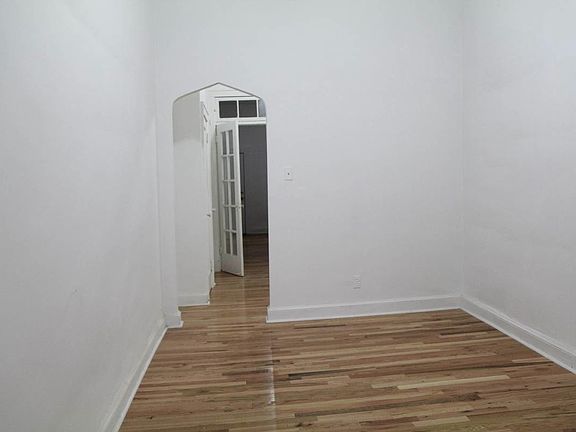 4th image of 953 Metropolitan Ave #Gtr