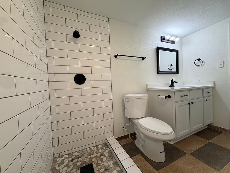 4700 N Vine St — Photo 22