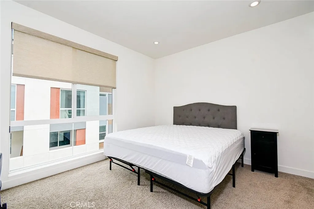 1 bed, 1.5 bath, 300 sqft, $1,600 — Photo 1