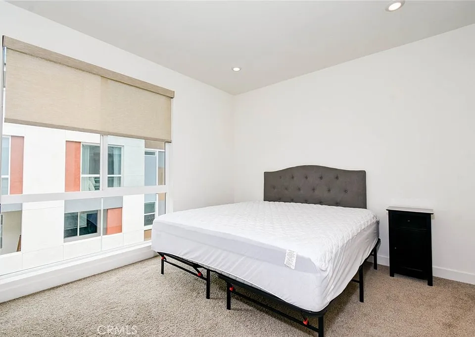 1814 E 1st St #330
