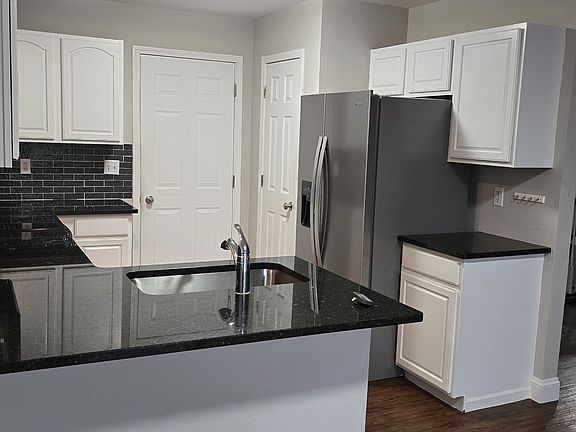 3rd image of 1708 Apple Ln