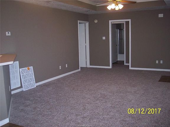 4th image of 909 Camellia Ct